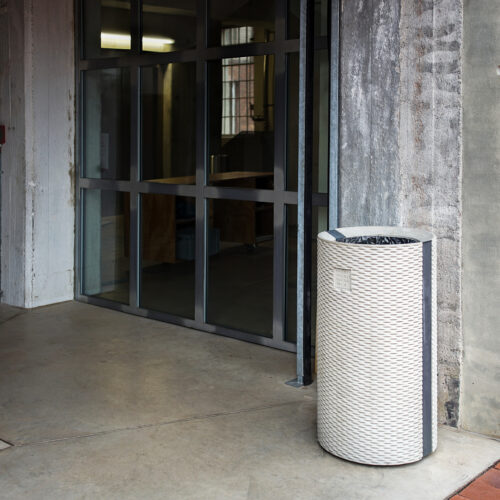 Buiten afvalbak Kruik 7 Door de toepassing van versterkt beton (HSC) en hoogwaardige metalen verbindingsstukken is deze buiten afvalbak niet alleen bestand tegen intensief gebruik, maar ook eenvoudig te verankeren op diverse ondergronden.